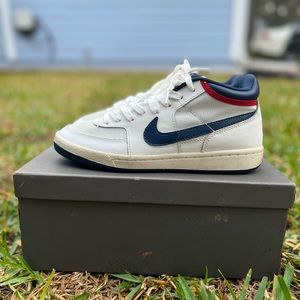 Nike Challenge Court size 8